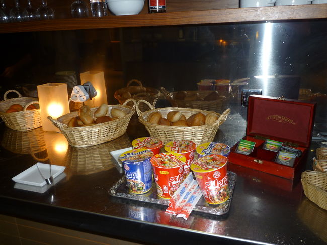 アシアナの乗客に合わせてカップ麺が出てきます・笑