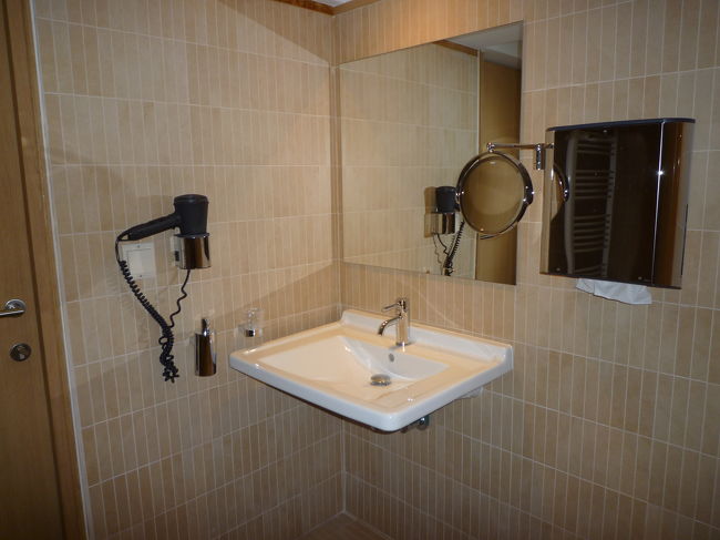 シャワーを使えるのは 今日の様に一日が長い日は特に有難いです（夜の出発便なので）<br /><br />朝ホテルを出て すでに1日経っています<br />