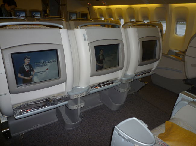 行きのフランクフルト便はシステムが新しく日本語の映画が沢山ありましたがパリ便は英語と韓国語の映画で日本語は日本映画1本のみ　機種が古い様です