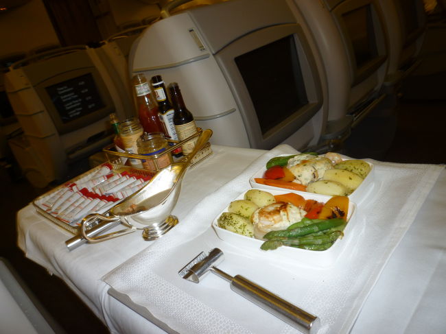 ワゴンで運んできてくれます<br /><br />このサービスは雰囲気も良いですよね〜♪<br /><br />ＡＮＡも見習って欲しいサービスです（昔のサービスを･･･）<br /><br />