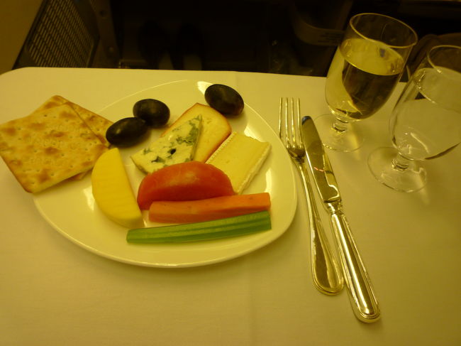 洋食のデザートはチーズ＆フルーツ