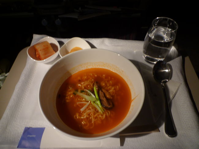 ラーメンが食べてきたくて注文してみようとお願いしたら誰が食べるのと聞かれました<br />なので１つを分けると言ったら半分ずつにして持って来てくれました<br /><br />いや〜　心遣いがきめ細やか〜<br /><br />「5つ星航空会社」に認定されるなど「ベストエアライン」に４年連続で受賞しているだけある　凄い！！