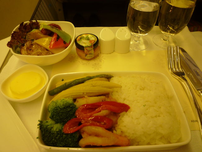 サラダとスープにメインが付きます<br />海老と野菜　とても美味しいのだけどお腹いっぱい