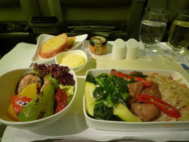 こっちは鶏肉オリエンタルなお味<br />スパイシーな炒め物とヌードル