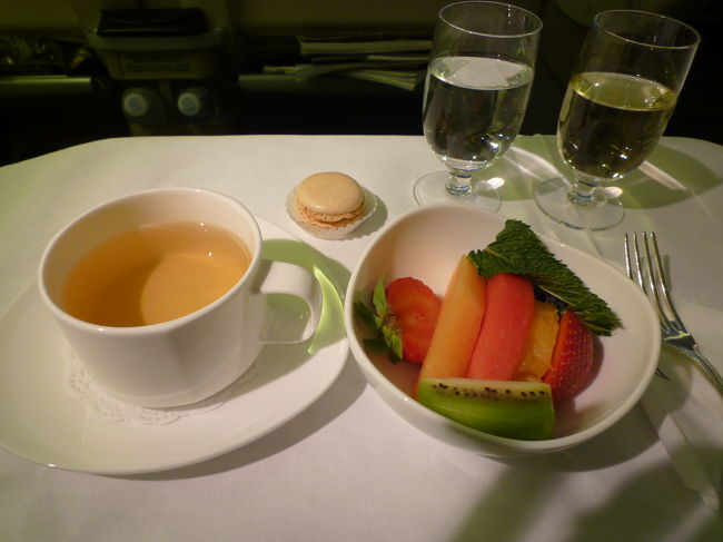 フルーツのデザート<br />カモミールティを頂きました