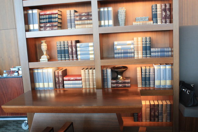 グランドピアノも置いてあり 落ち着ける雰囲気の良いラウンジでした