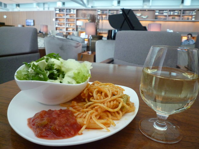 少しだけパスタとサラダを頂きました