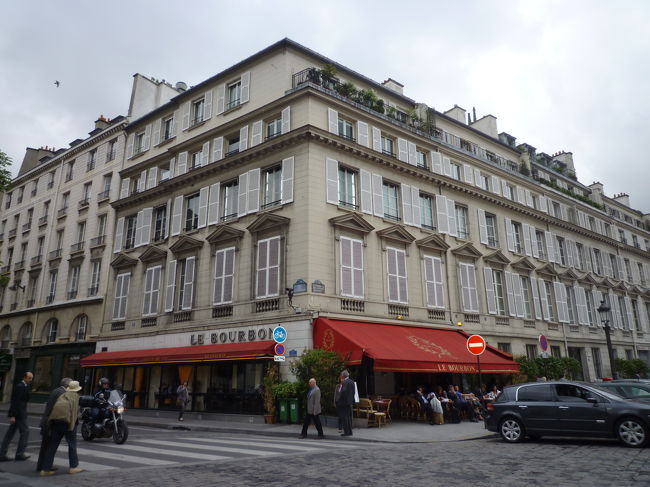 この赤いテントのお店がある広場に出ます<br />四角くなった広場の中央奥右側にお花屋さんがあります<br />