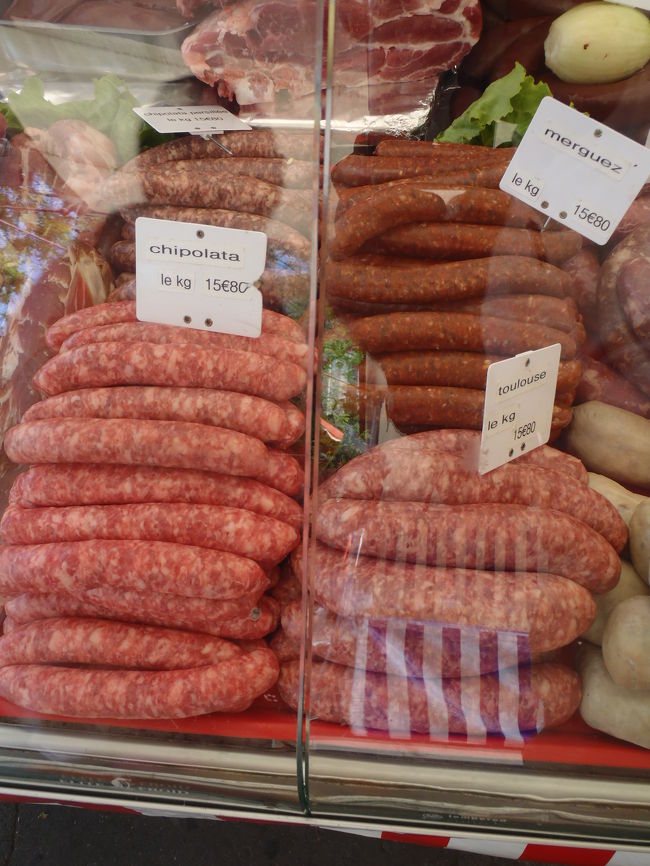 　赤いソーセージもいっぱい！<br />あー食べたいけど、調理出来ない。（T▽T)