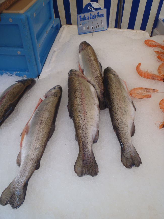 　見てるだけでは退屈でしょう？<br />じゃ、見るついでにフランス語を学びましょうか。<br /><br />Truite a Chair Rose<br /><br />　「身（肉）がピンクのマス」が直訳ですが、サーモントラウトですね。ニジマスのごっついの感がありますが、同じ系統でしょうか。<br />　サシミではよく見てますが、こんな魚なんですね。