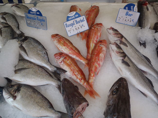 Daurade Royale(Daurade：鯛の一種）<br />Rouget Barbet（Rouget：ほうぼうの一種）<br />Bar（飲み屋！？）<br />↑英語、スペイン語でなくフランス語ですよ！<br />「スズキ」です。（爆）
