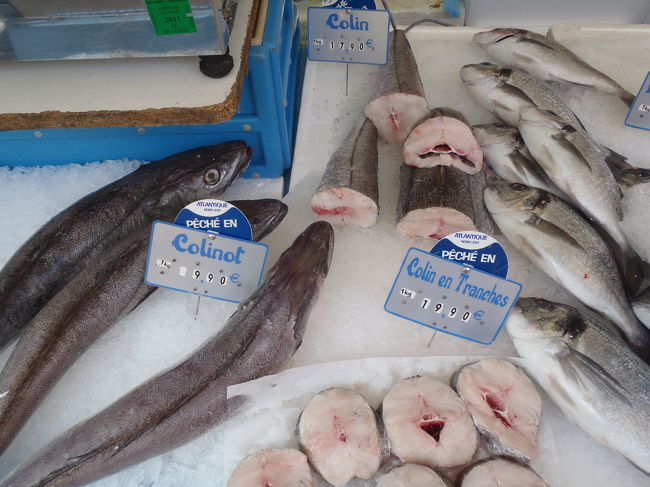 Colin<br />Colinot<br />Colin en Tranches<br /><br />　おー！地球外の魚だ！コリン星の魚だ！<br />↑辞書引くの飽きたんでしょう！<br /><br />　はいはい、引きますけど、載ってないのも<br />あるのだ。Colinは、鱈の一種です。<br />Tranchesは、「切り身」の事でしょう。<br /><br />　しかし、ユウコリンは、鱈だったのかぁ！！！<br />↑コリン星は千葉って噂もありますからね。（爆）<br />