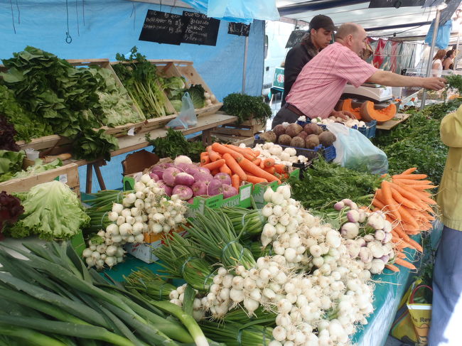 長ネギ（poireau）<br />カブ？<br /><br />　日本語も怪しくなってきた！？<br />葉物は、欧州独特のが多いですね。