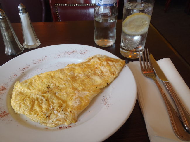 アルマ橋近くのカフェ（LE GRAND CORONA)で昼食なのだ。<br /><br />　プレーンのオムレツを頼みましたが、せっかくなのでさっきマルシェで買ったチーズをオムレツに挟んで食べちゃいました！（爆）<br />↑何と言う暴挙！みなさんはマネしないで下さいよ！<br /><br />　ちなみに、<br />OMELETTE　NATURE　7.00ユーロ<br />LIMONADE　　　　　5.00ユーロなり。