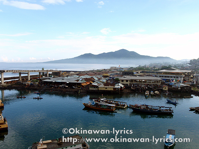 フローレス島のラブハンバジョーからバリ島のデンパサールまでは、Indonesian Air Transportを使用。<br />デンパサールからスラウェシ島のマナドまでは、ライオン航空。<br />ホテルに着いたのは、午後11時半過ぎ…<br />写真は、ホテルCelebesのレストランで朝食時に撮りました。<br /><br />https://www.okinawan-lyrics.com/2010/06/pulau-sabolo.html