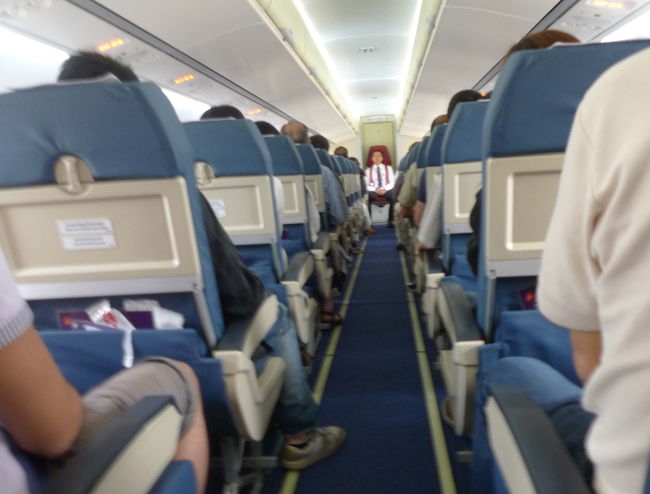 ▽K6 9881便／VN 9881便<br /><br />我が家の周囲は中国人の団体さん。<br />嫌な予感がしたが、案の定うるさい。とにかくうるさい。喧嘩かと思ったら、どうやら通常の会話。<br />誰か、マナーを教えてあげて。