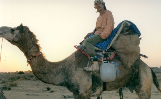 そう、座り心地は悪くない。<br />問題は、動き出したら、つかまる所が無い事だ。<br /><br />そして、ラクダは現存する動物の中で最も乗り心地が悪い動物だった。<br /><br />・・・2コブがいいんだが・・・<br />