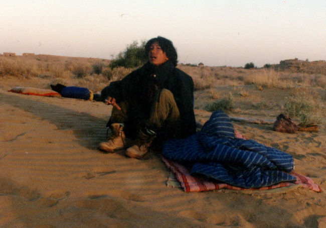 旅日記<br />『砂の世界の夜』<br /><br />昨夜、食事が終わると、ガイドの小僧はそそくさと寝袋にくるまってしまった。<br />（どうやら、チップの話をしても無駄だとわかったらしい）<br /><br />日が沈むと、気温は一気に下がり始めた。<br />砂漠を渡る風が、昼間に溜め込んだ熱気を、いとも簡単に引っぺがしていく。<br />片足を縛られて遠くに行けないようにした、ラクダの不器用な足音以外、聞こえるのは砂が流れるサラサラという音だけだ。<br /><br />砂漠に夜が訪れた。<br />砂の上に寝袋を敷いて、その中で見上げる空には、数え切れないぐらいの星が輝いている。<br /><br />息を呑む瞬間。<br /><br />久しぶりに星がどれほど美しいかを思い出していると、意識は深い眠りの中に引きずり込まれていった。