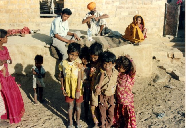 村に入ると、何処からともなく子供たちが集まってきた。<br /><br />