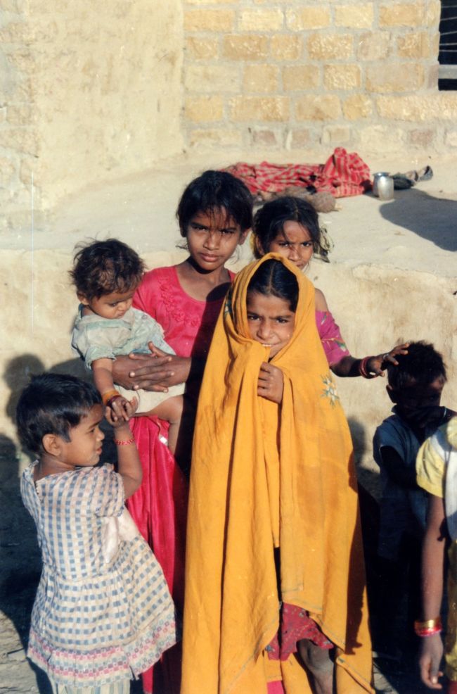 世界中のどんな辺境でも、子供の笑顔は変わらない。<br /><br />「グッド・モーニング」と声をかけると、<br />「ハロー、１０ルピ！」と手を差し出された。<br /><br />インドでは、どんな辺境でも子供のあいさつは変わらない。