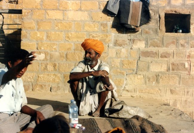 苦みばしったインド人のおやじは、おもむろにボトルの水を差し出し、定価の３倍の値段から懐を探ってきた。<br /><br />うーん、この環境で考えるならば、良心的なほうかもしれない。