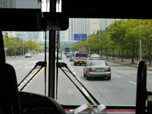 リムジンバスは許されているのか、右折時だけでなく、直進でも信号無視をしながら爆走します