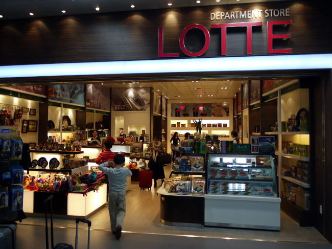 空港のロッテデパートお土産売り場でお買い物