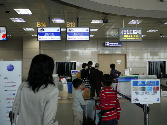 ビジネスのカウンターでチェックイン