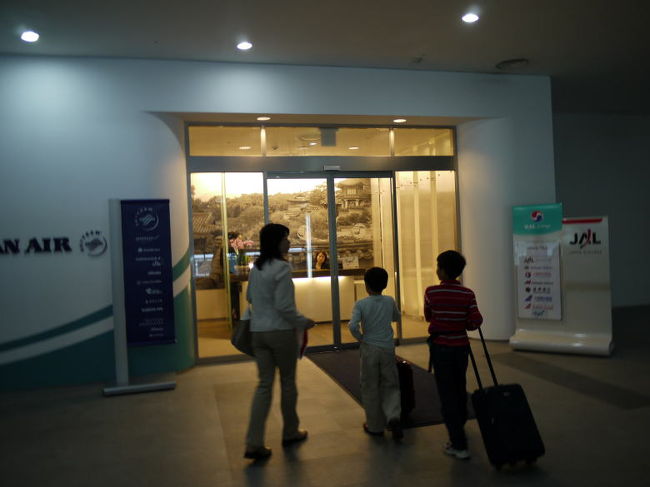 ＪＡＬラウンジ（ＫＡL ラウンジ）に向かいます