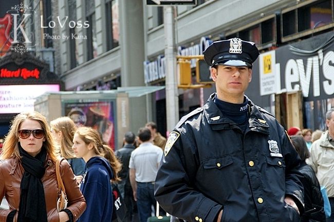 ポリスマンがカッコよすぎる件。<br /><br />こんなイケメン警官なら逮捕されてもいい。<br />…訳ないか。<br /><br />250ｍｍ望遠で盗み撮り。