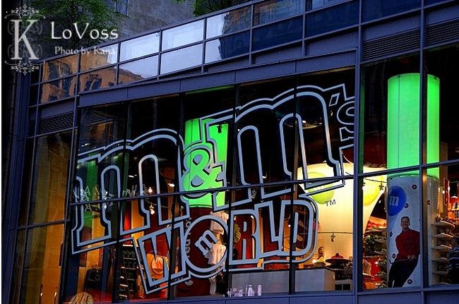 M&amp;Msのショップがあります。<br />お土産買う外人（おもに日本人と欧米人）で<br />大賑わい。大繁盛していました。<br /><br />隣りには競合、ハーシーズのショップが！<br />こちらも同じ客層です。<br /><br />私もお土産でM&amp;Msマーブルチョコと<br />ハーシーズのキスチョコを買ってみました。