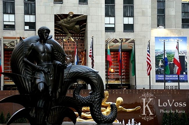 ロックフェラーセンター近く。<br /><br />TV局があり、ちょうどBEPのファーギーが来ていました。<br />ラッキー**<br /><br />…と、思いきや、早朝なのにもかかわらず<br />すっごい人でちびっこの私には見えない。。<br />ザンネーン**