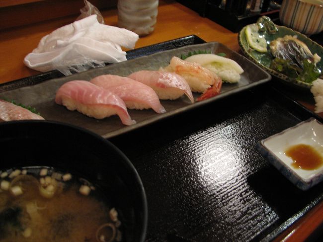 いい旅夢気分でやっていた直江津駅前の海の幸 味どころ 軍ちゃん　で１時間くらい行列を並んだあと　昼食にしました。