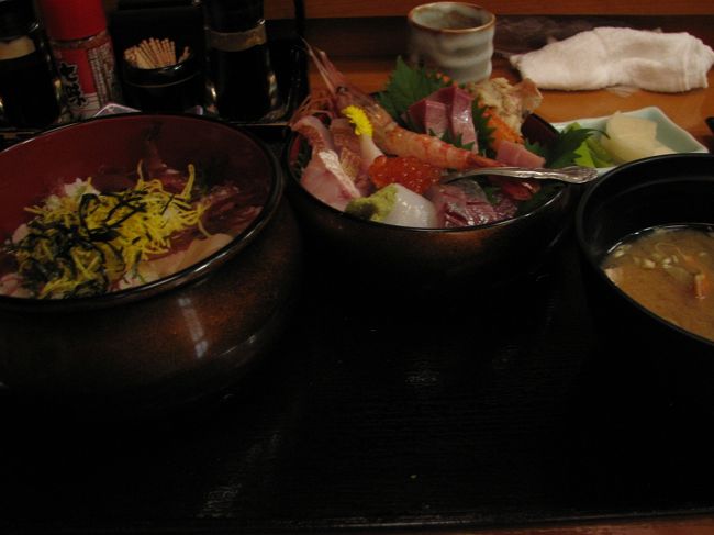 海鮮丼（上）　1,575円でこのボリューム<br />海鮮とご飯が別々に盛られています。<br />おいしくいただけました。<br />