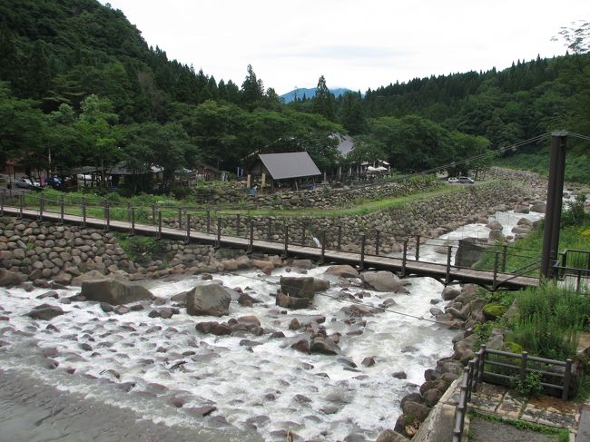 妙高高原の苗名滝に向かいます。駐車場横の吊り橋を渡り10分くらいです。