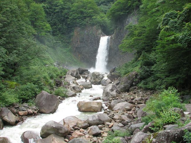 高さ55ｍ、日本の滝１００選だそうです。<br />遠くからでも迫力があります。