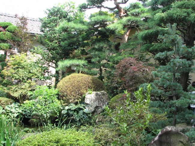 中庭を抜けると蔵のような建物があります。