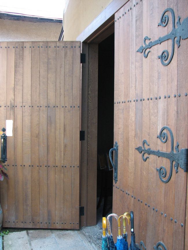 この重厚な扉の向こうは試飲もできるショップです。ワインを買いました。