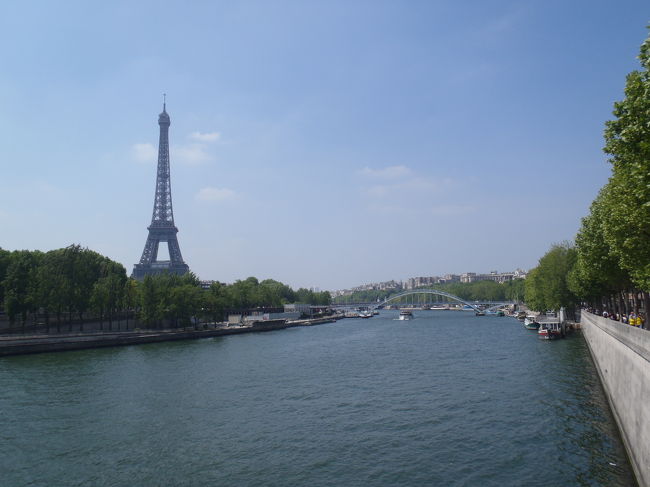 　エッフェル塔を対岸に望むアルマ橋。<br />ダイアナ元妃が'97年に事故で亡くなった場所でもある。<br /><br />