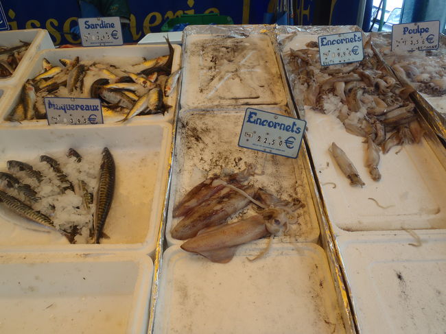 　へぃ、らっしゃい、らっしゃい！<br />マダム、今日はイカが安いよ〜「イカ」がすかぁ！<br />↑もう、販促なんてはじめて。覚えないで全部売る気ですか？<br /><br />　えっ、そんなにウマいかなぁ。アンコールね？<br />↑Encornet(s)：（アンコールネ）にかけたオヤジギャグらしい。（爆）