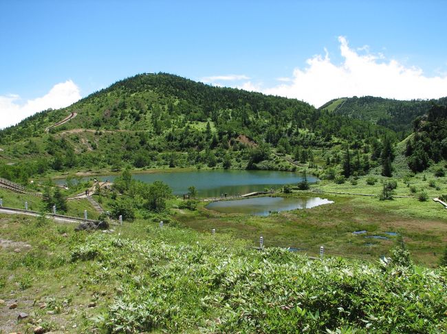 草津白根レストハウスの駐車場に車を止めて湯釜に向かいます。眼下には弓池が見渡せます。