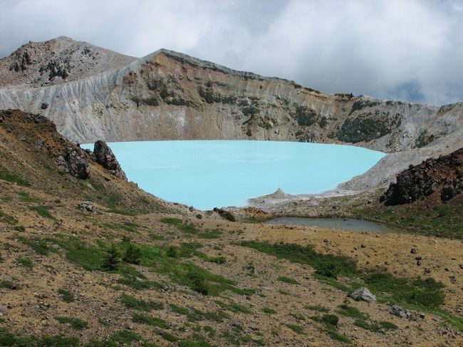 湯釜は世界でも有数の酸性の火口湖です。近くまでは立ち寄れません。