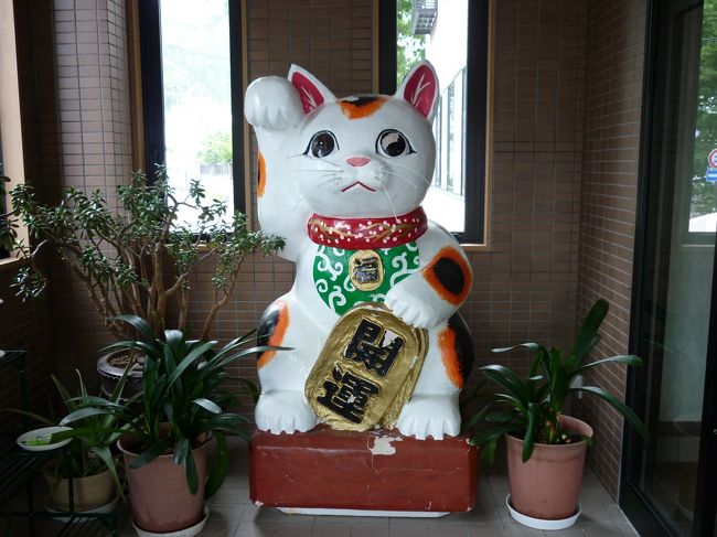 玄関先の「招き猫」がお出迎え。