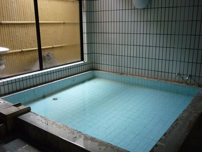 お風呂。<br />100％源泉かけ流しとのこと。<br />効能は、無色のアルカリ性単純温泉で筋肉痛、疲労回復に効果あり。肌がスベスベになると評判「美人の湯」とも言われているそう。