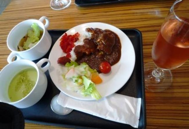 『Soup Stock Tokyo』のスープ達と名物カレー。<br />そして、泡！<br />朝から何だかすみません・・って感じ（笑）<br />このカレーはホントおいしっ！