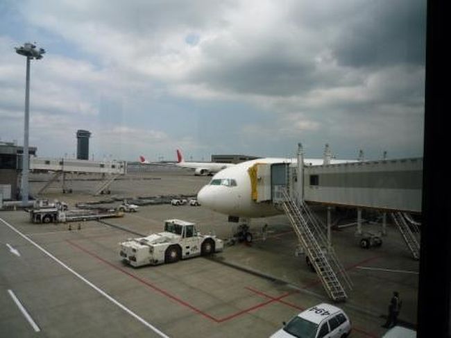 カレー食べて、マッサージ機でリラックスして、そろそろ出発。<br />１２時間半の空の旅スタート！！