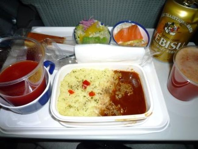 今回は長距離を懸念して全員通路側。<br />仲良し３人旅だけど、この方が気兼ねなくって◎<br /><br />私が座った座席のオーディオコントローラーが調子悪し。。<br />ゲームをしなければ何とか持つかな。。<br /><br />そうこうしてる内に最初の機内食。<br />日本橋『たいめいけん』とのコラボのハヤシライス。<br />まあまあだったかな。<br /><br />