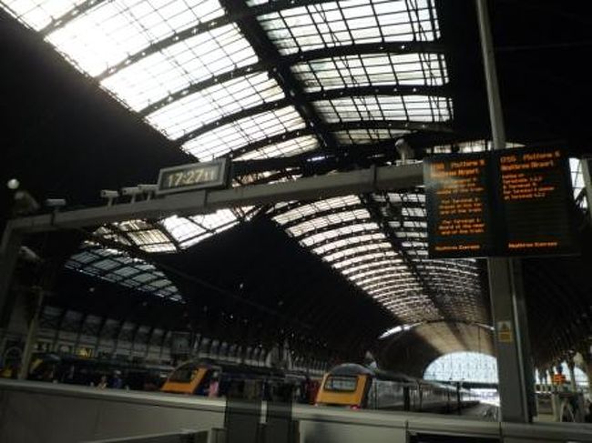パディントン駅の構内。<br />いかにもヨーロッパって感じの雰囲気。<br />改札もないし、日本とは全然ちがーう！