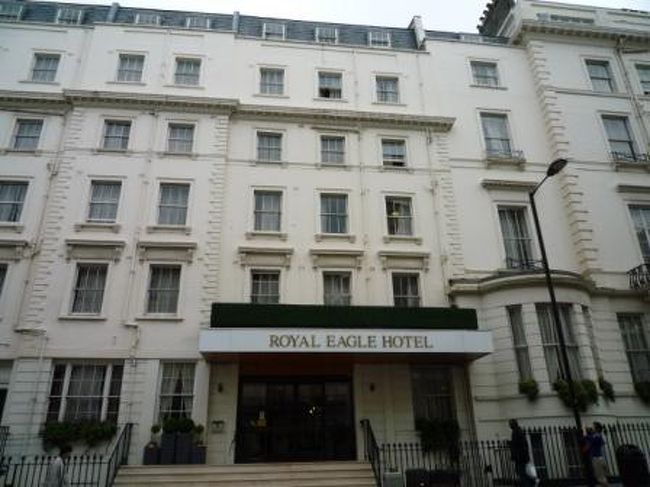 パディントン駅から徒歩約５分。<br />お世話になるのは『Ｒｏｙａｌ　Ｅａｇｌｅ　Ｈｏｔｅｌ』<br /><br />大きいスーツケース持って移動だとこの位の距離が限界かな。<br />外観からじゃ分からないケド、、館内は迷路のよう・・・<br />とにかく廊下が狭くって階段だらけ。。<br />荷物運ぶだけでケガしそうだし、汗だく（泣）