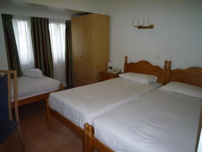 手配ポイントは、３人なのでトリプル。<br />しかも正ベッド３台が必須条件！<br />折角だから、ジャンケンせずにぐっすりゆっくり眠りたいじゃん。<br /><br />直前にホテルにメールして念押ししておいた甲斐があったぞっ！<br />新築！？って言うような木の香りのお部屋。<br />ベッドが占領してて狭いけど、仕方ないね。